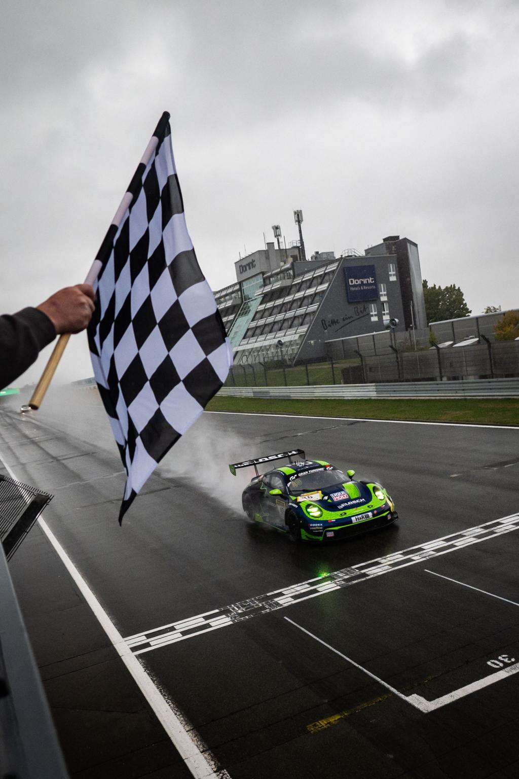 Ziellinienüberquerung des Sonntagsrennens im Porsche 911 GT3 R EVO  (Fotos: Gruppe C Photography)